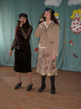 Дюсембина Алмагуль и Кожахметова Сауле исполняют казахскую песню