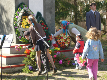 И стар и млад возложили венки и цветы к памятнику